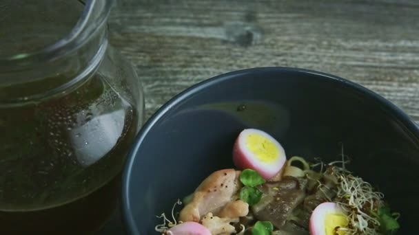 Panorama de primer plano en fideos con setas, huevos cocidos y jarra con caldo — Vídeos de Stock