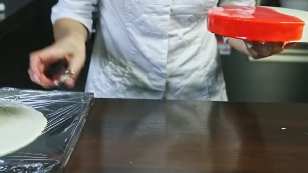 Honkonfektyr lägger glaserad rund cheesecake på guldplåt — Stockvideo