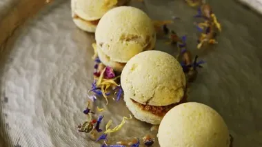 tabakta dönen dört küresel sünger bisküvisi üzerine makro görünüm