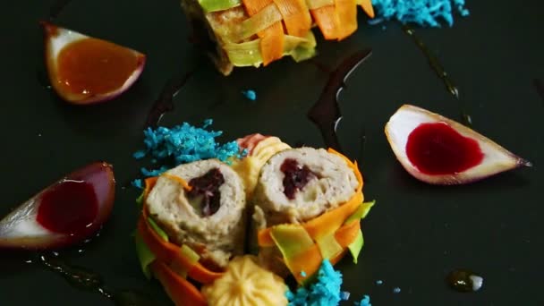 Primo piano con vista dall'alto su involtini di carne ripieni finemente decorati su piatto nero — Video Stock