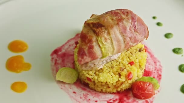 Widok z góry zbliżenie pyszne mięso rolki z quinoa i sosy — Wideo stockowe