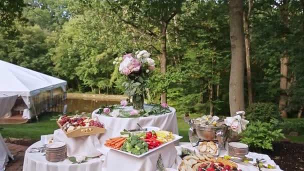 Panorama para baixo de buquê para mesa conjunto para recepção de casamento — Vídeo de Stock