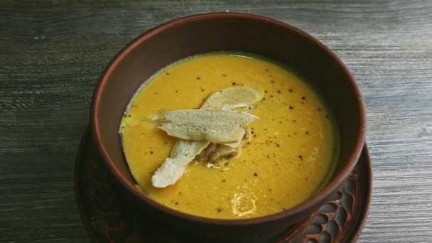 Slow zoom in at cheese cream soup decorated with mushrooms and dried bread — Stock Video