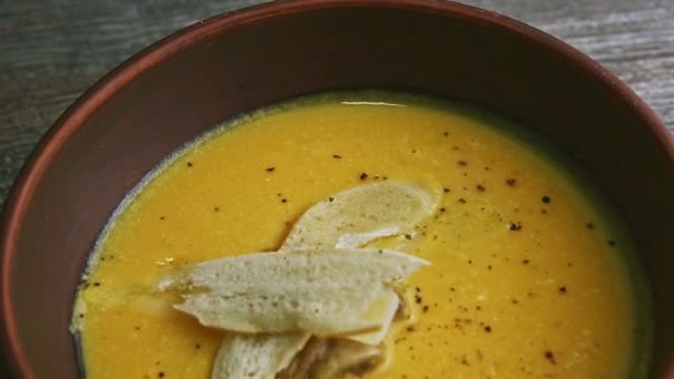 Closeup panorama down on cheese cream soup with mushrooms and dried bread — Stock Footage Closeup panorama down on cheese cream soup with mushrooms and dried bread Video Clip