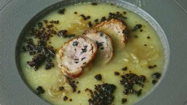 Крупный план фокус из модного украшенного супа с луковым кремом с сосисками — стоковое видео