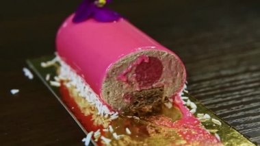 Çikolatalı kremalı tatlının yarısı meyveli ve pembe aynalı.