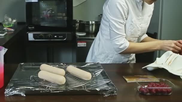 Confiseur met des formes congelées de gâteau pour décorer avec glaçure miroir rose — Video