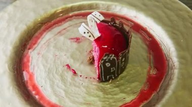 Yakın plan kremalı kremalı tatlının yarısını çikolata şatosu tabakta döndürür.