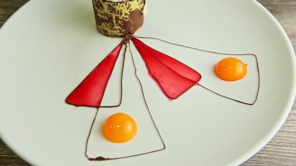 Крупный план вкусный малиновый десерт крутится на белой тарелке — стоковое видео