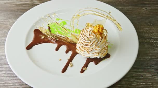 Vista superior en delicioso postre en forma de cisne al horno con decoración de caramelo — Vídeos de Stock