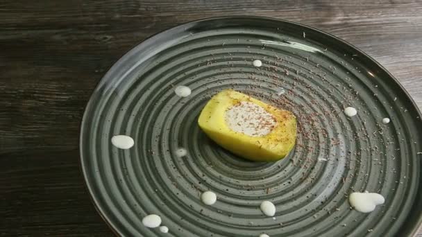 Zoom in a finemente decorato crema dessert avocado ruota su piatto moderno — Video Stock