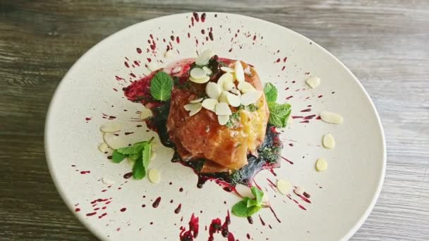 Acercar a la sabrosa manzana horneada con almíbar y frutos secos gira en la placa — Vídeos de Stock