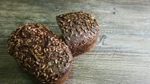 Close-up inteiro e metade do pão de centeio com sementes de girassol — Vídeo de Stock
