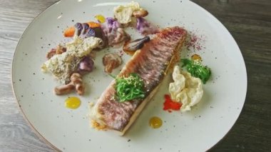 Özel dekore edilmiş, sebzeli balık filetosuna yavaşça zum yap.