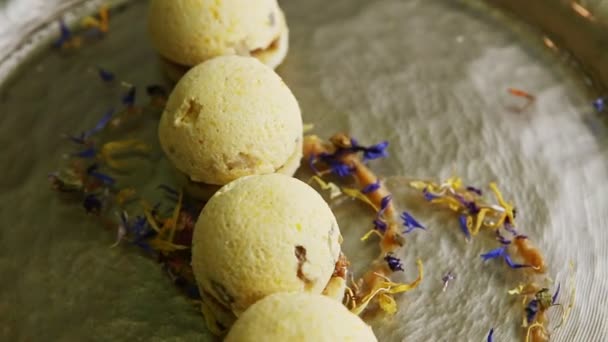 Zoom lento de cuatro sabrosas galletas de esponja esférica girando en la placa — Vídeos de Stock