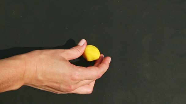 Vista superior en confitero toma pequeño pedazo redondo de masa de mazapán amarillo — Vídeo de stock