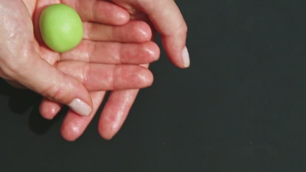 Nahaufnahme Frau Hände rollen kleines rundes Stück grüne Marzipanmasse aus — Stockvideo