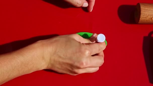 Верхний вид женские руки сделать маленькие звезды из ярко-зеленой массы марципана — стоковое видео