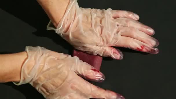 Bovenaanzicht close-up vrouw handen kneden klein stukje paars marsepein massa — Stockvideo