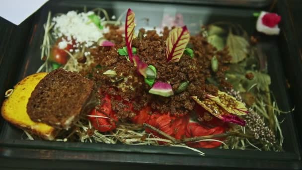 Langsames Heranzoomen auf ein exquisites Gericht aus zerbröseltem Schwarzbrot und Rettichscheiben — Stockvideo