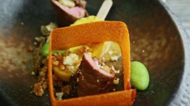 Güzel dekore edilmiş lezzetli tabağın etrafında dönen makro manzara