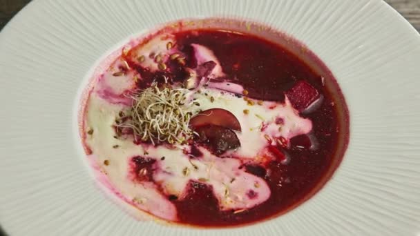 Closeup focus out from ukrainian borscht with sour cream and wheat sprouts — Stock Footage Closeup focus out from ukrainian borscht with sour cream and wheat sprouts Video Clip
