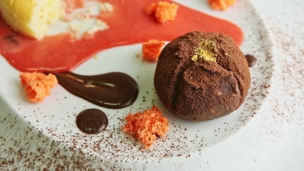 Close-up mensenhanden gesneden chocolade truffel dessert door vork en mes — Stockvideo