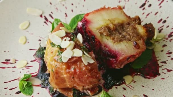 Zoom out from trendy decorated sliced stuffed baked apple with syrup — Stockvideo