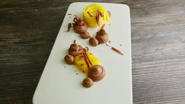 Top view on exquisite decorated fruit and chocolate dessert spinning on plate — Stok video