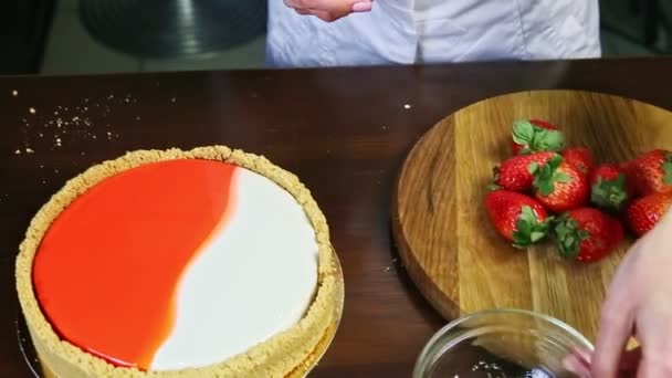 Жіночі руки, розрізані навпіл великим ножем свіжа червона полуниця на дерев'яному лотку — стокове відео