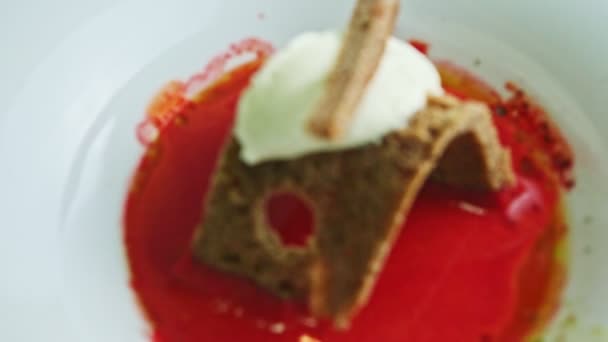 Enfoque de primer plano en el borscht ucraniano con pan integral y crema agria — Vídeos de Stock