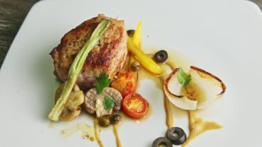 Sos ve sebzelerle süslenmiş kızarmış etten uzaklaşın.