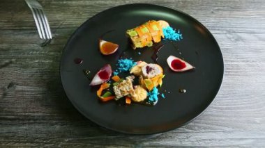 İnsan eli yarım yamalak kesilmiş sebze dolması çatal ve bıçakla yapılmış et ruloları.