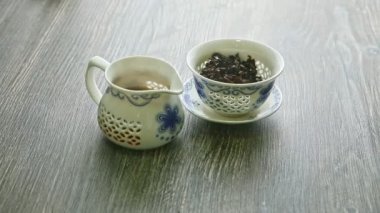 Çay yapraklı beyaz porselen çaydanlık ve sıcak çaydanlık.