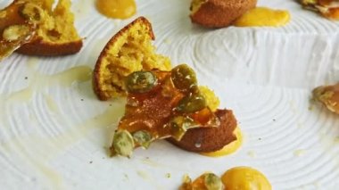 Kapalı moda dekore edilmiş ezilmiş çörekler tabakta döner.