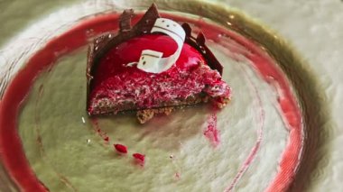 Dilimlenmiş kremalı kremanın yarısını çikolata şatosu süslemesiyle zum yap.