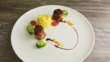 Domuz pastırması, patates püresi ve brokoli ile ızgarada yakınlaştır.