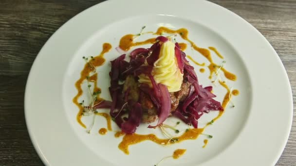 Zoom em pedaços de carne assada com purê de batata e cebola fatiada — Vídeo de Stock