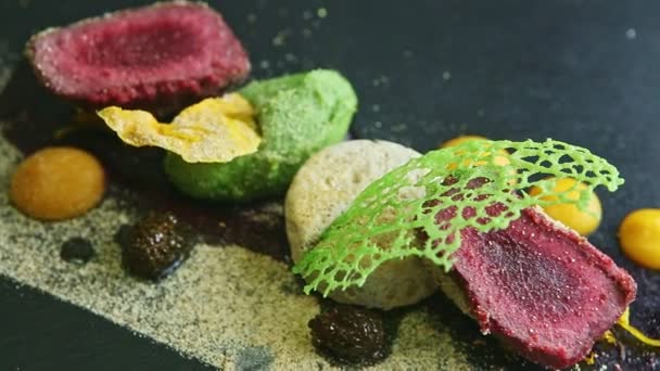 Close-up panorama sobre a carne frita decorada na moda com purês variados e molhos — Vídeo de Stock