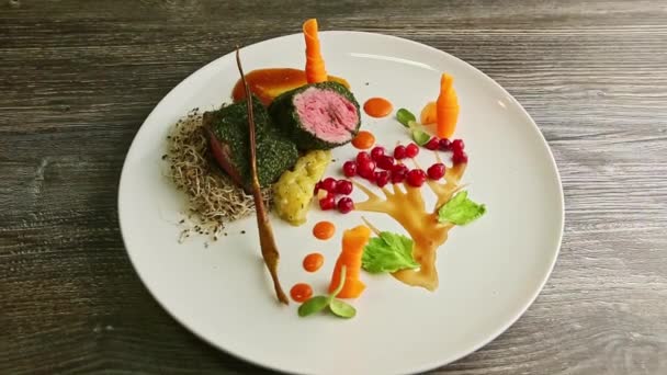 Slow zoom in at exclusively decorated modern restaurant meat dish with vegetables — Stock Video