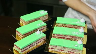 Yakın plan şekerleme elleri beyaz bizet ile dekore edilir altı katmanlı pasta dilimleri