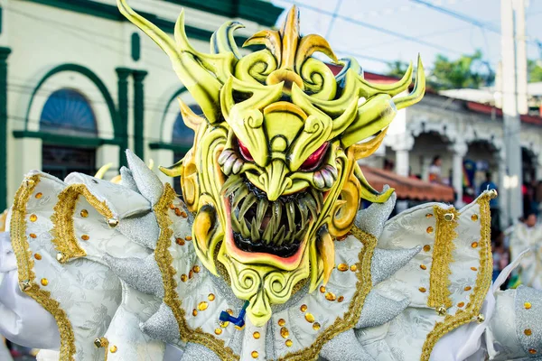 도미니카 축제에서 번쩍 이는 의상을 입은 사람의 사진을 찍기 위하여 화장을 한 사람 — 스톡 사진