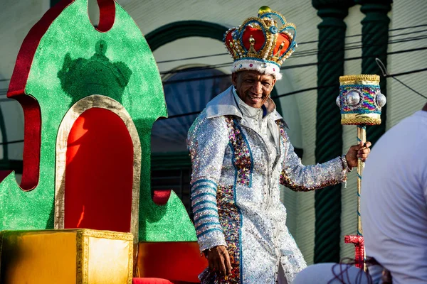 Zbliżenie starszy król jazdy karnawał na otwartej platformie w Dominikana coroczna parada — Zdjęcie stockowe