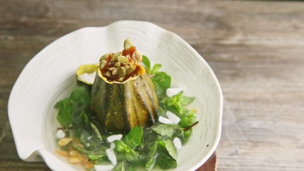 Top view on pumpkin dessert finely decorated with white smoke rotates on white plate — ストック動画