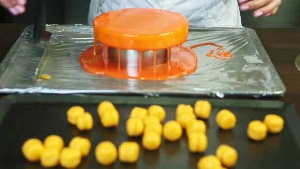 Slow panorama from orange glazed cheesecake to many small yellow macaroons — Stock Video