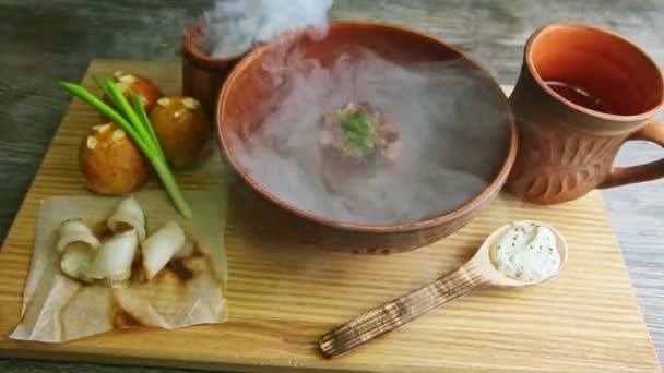 Wooden tray with trendy decorated ukrainian borscht and sliced tallow — Stockvideo