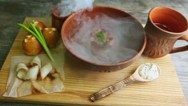 Wooden tray with trendy decorated ukrainian borscht and sliced tallow — Stock videók