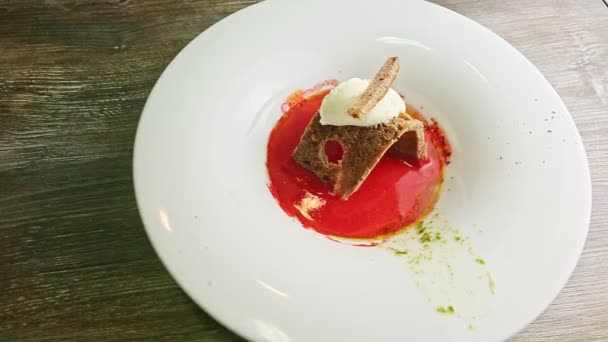 Finely decorated ukrainian borscht with brown bread and sour cream — Stockvideo