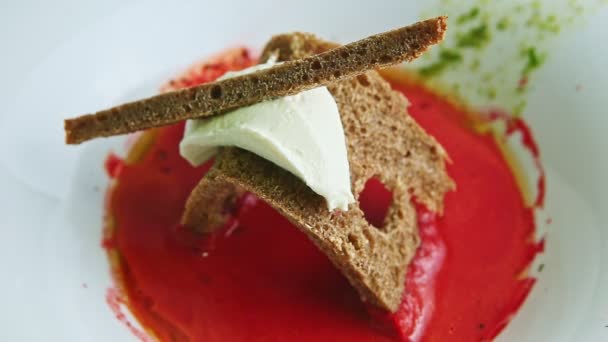 Closeup focus out from tasty borscht with brown bread and sour cream — Αρχείο Βίντεο