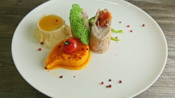 Delicious dissected stuffed chicken with pumpkin puree and yellow sauce — Stock Video